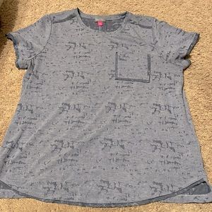Vince Camuto Size Large Blue Abstract Design Short Sleeve T shirt.
